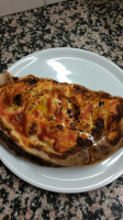 La Pizzuteria food