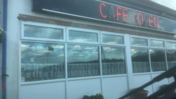 Flo's Cafe outside