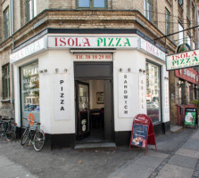 Isola Pizza outside