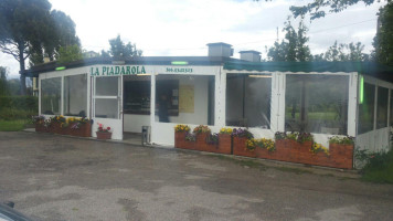 La Piadarola outside