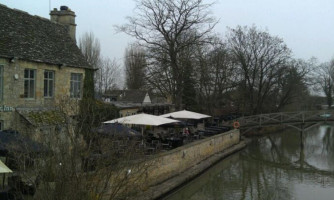 The Trout At Tadpole Bridge food