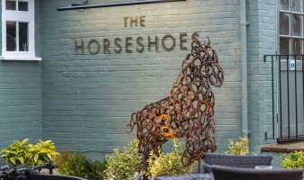 The Horseshoes outside