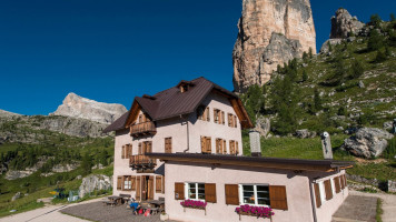 Rifugio Cinque Torri inside