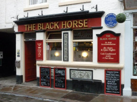 The Black Horse outside