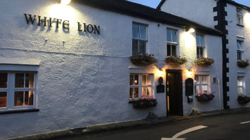 The White Lion Inn outside