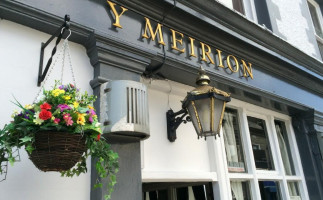 Y Meirion outside