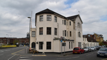 The Lincoln Arms Pub outside