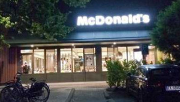 Mcdonalds's outside