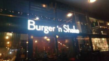 Burger ‘n Shake food