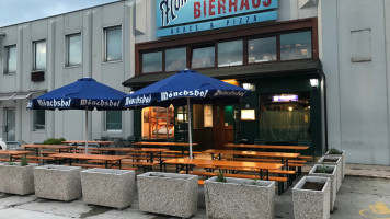 Bierhaus Brace Pizza outside
