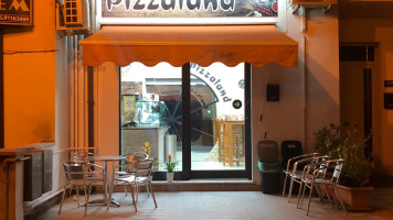 Pizzaland outside