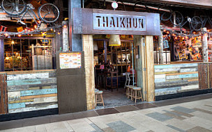 Thaikhun outside
