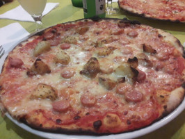 Pizzeria Magi' food
