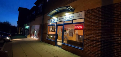 Lee's Chinese Takeaway outside