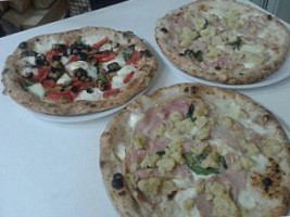 Pizzeria Black E White food