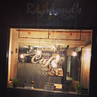Raymond's Cafe outside