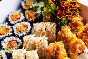 Seta Sushi Experience Cocktails food