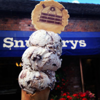 Snugburys Ice Cream outside