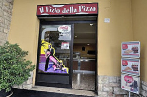 Il Vizio Della Pizza outside