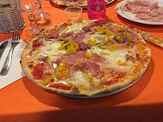 Trattoria Pizzeria Isola food