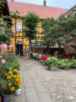 Quedens Gaard Cafe And Boutique outside