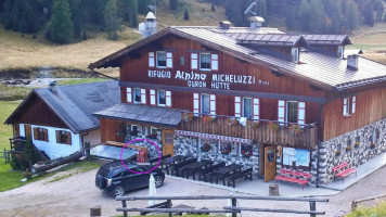 Rifugio Micheluzzi outside