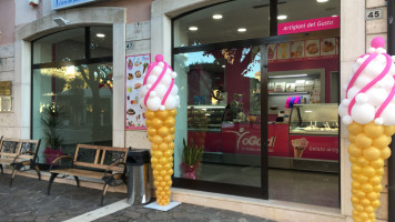 Yogold Gelateria E Yogurteria outside