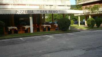 Pizzeria San Remo outside