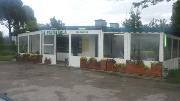 La Piadarola outside
