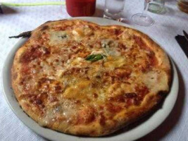 La Pizzarella 2 food