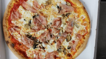 Pizzeria Viva Italia food