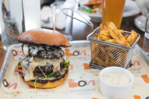 Bon Moules Burgers food