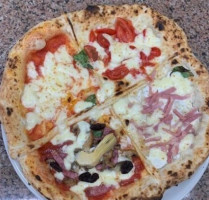 Pizzeria 2 Passi A Toledo food