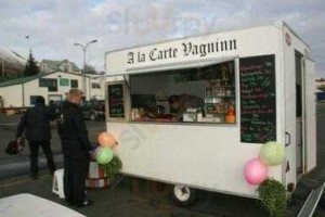 A La Carte Vagninn outside