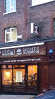 G's Gourmet Burgers outside