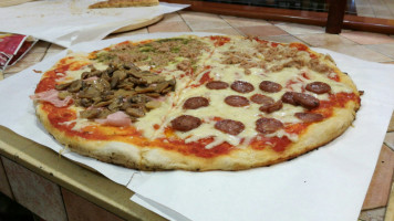 Max Pizzeria food