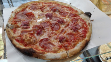 Pizza Piu' Di Viti Andrea food