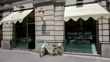 Laduree outside