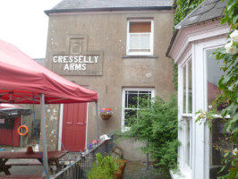 The Cresselly Arms outside