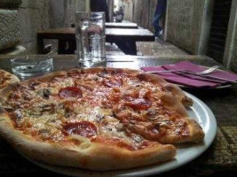 Pizzeria Petica food