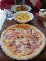 Pizzeria Petica food