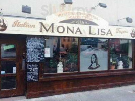 Mona Lisa Wine Pizza outside