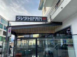 Sushi Inn outside