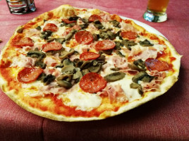 Pizzeria La Perla food