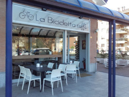 La Bicicletta outside