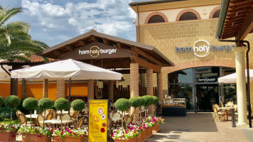 Ham Holy Burger Castel Romano Designer Outlet outside