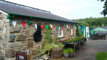 Caffi'r Gath Ddu/the Black Cat Cafe outside