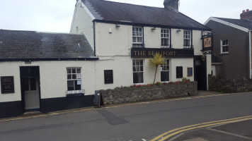 Beaufort Arms outside
