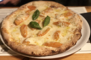 Flora Pizza E Cucina food