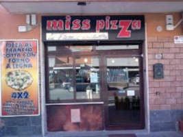Miss Pizza inside